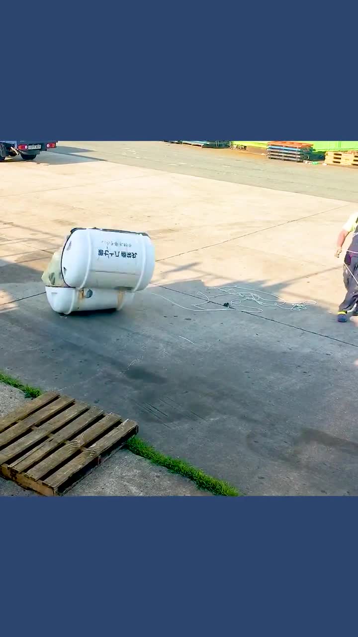 不可思议的胶囊式逃生筏启动时吐出橡胶皮囊一分钟内完成充气