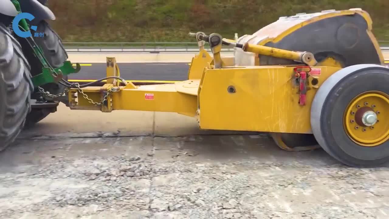 不可思议的方形破碎机不断翻滚着捶打地面