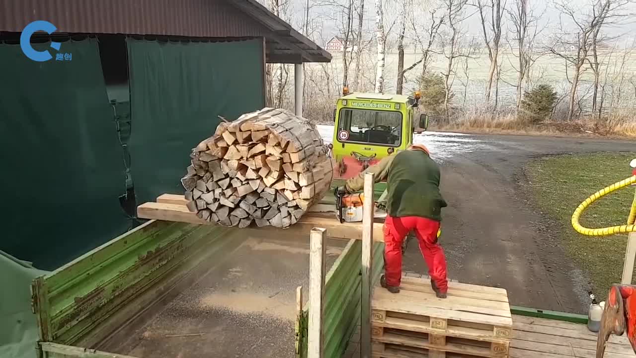 不可思议的捆扎锯木机把木柴切成大小相等的形状