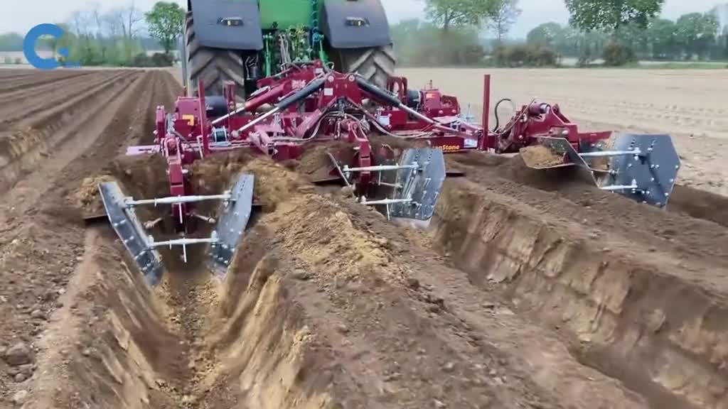 不可思议的农田起垄机把土壤整齐的堆起来