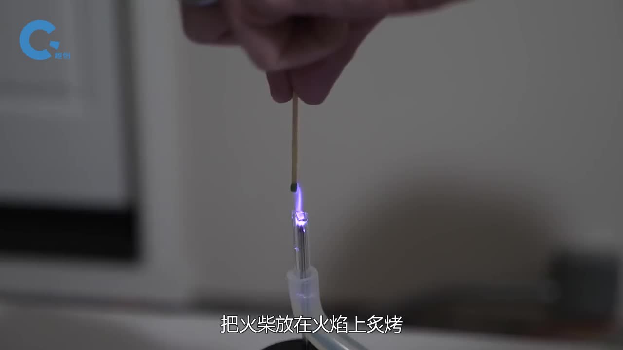 不会烫手的火焰甚至还能冷冻物体堪称现实版的骨灵冷火