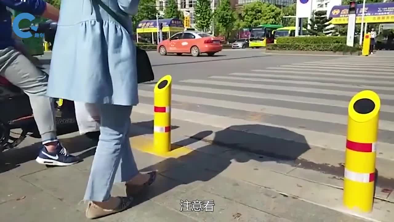 中国交警开大招谁闯红灯就喷谁一身水你还敢闯红灯吗