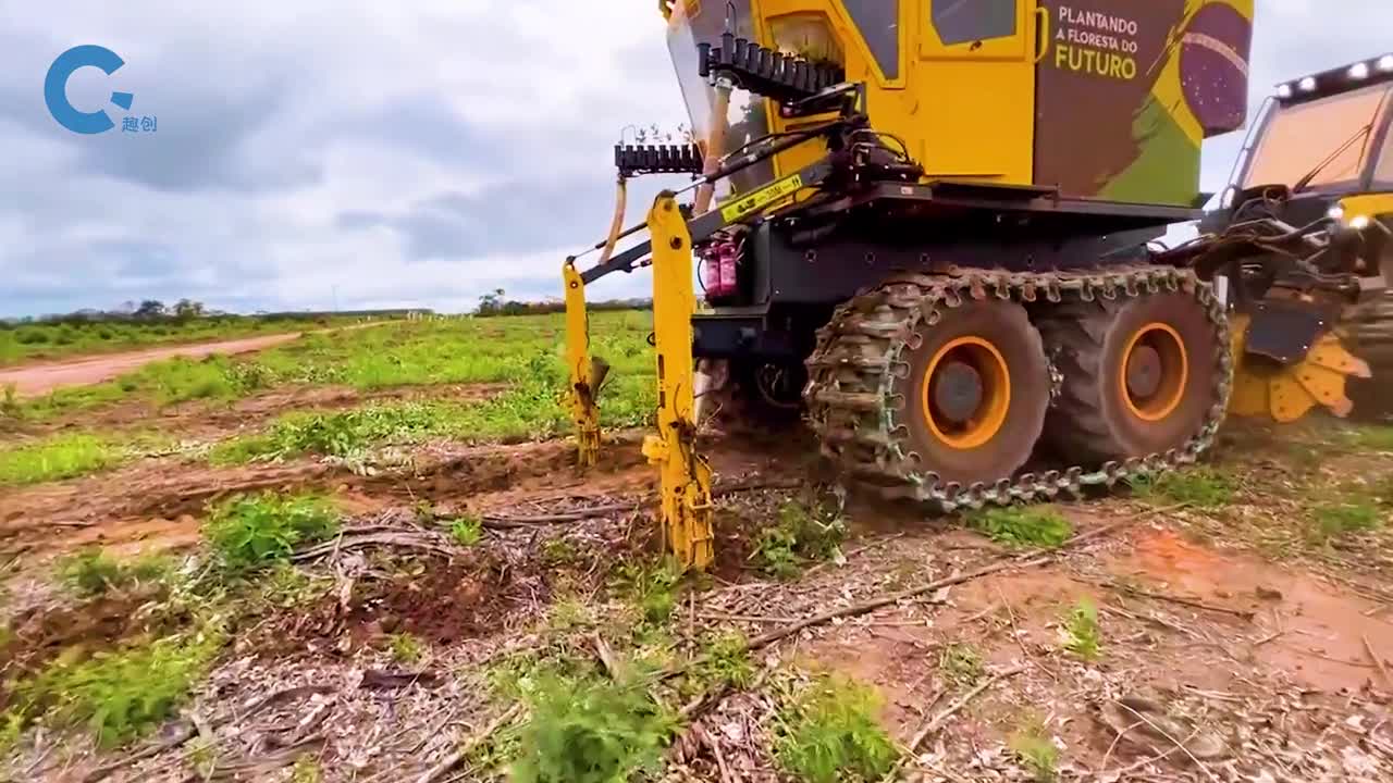 不可思议的育苗播种机机械臂不断扎进土壤就像给土地打针一样