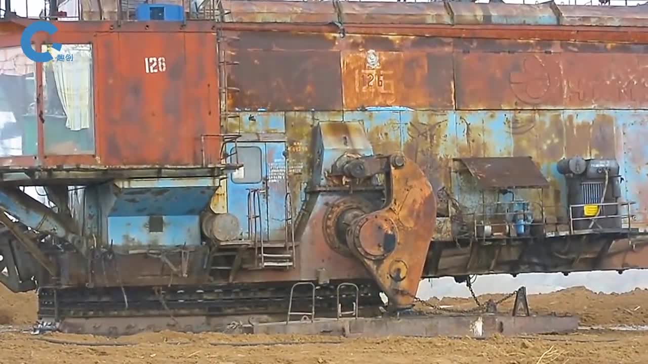 会行走的挖掘机拥有两条巨大的机械腿一天最多走数百米