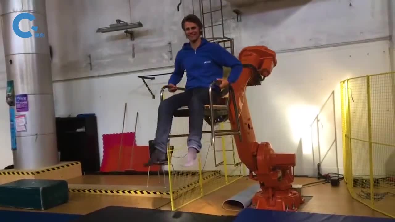 不可思议的ABB工业机器人就像人的胳膊一样能多角度自由旋转