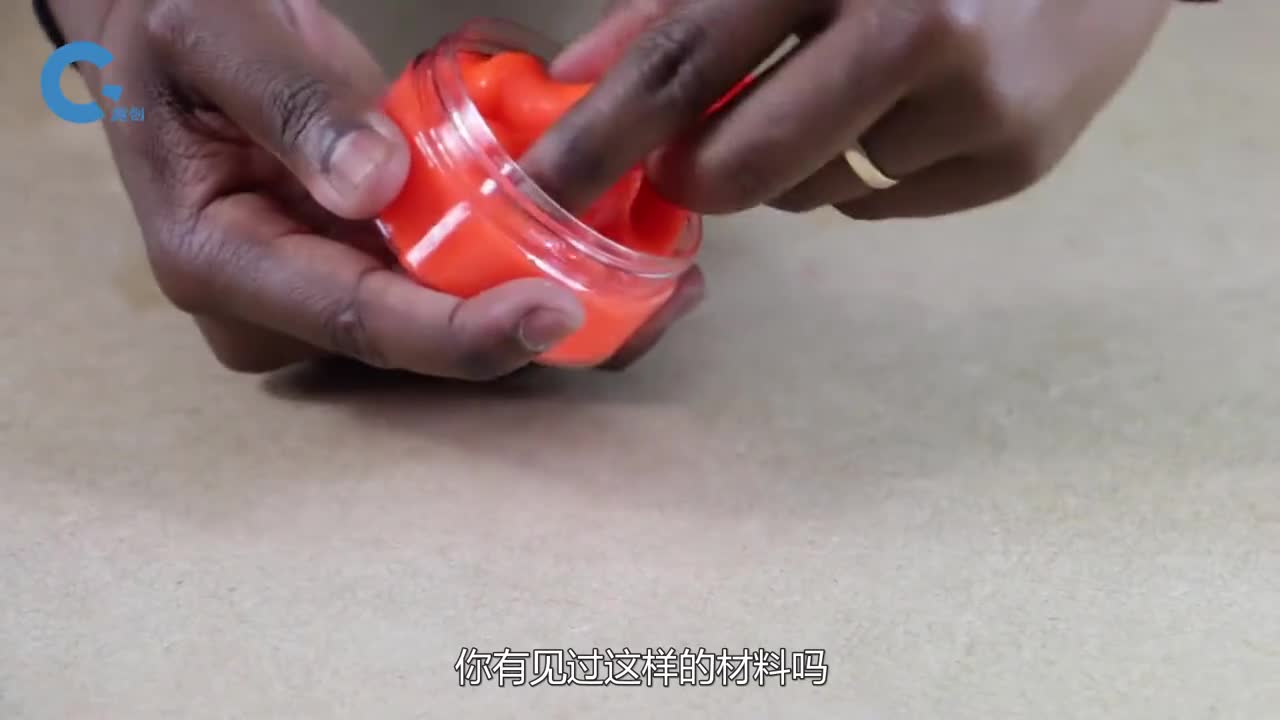 不可思议的新型材料原理类似非牛顿流体轻轻一拉就像橡皮泥