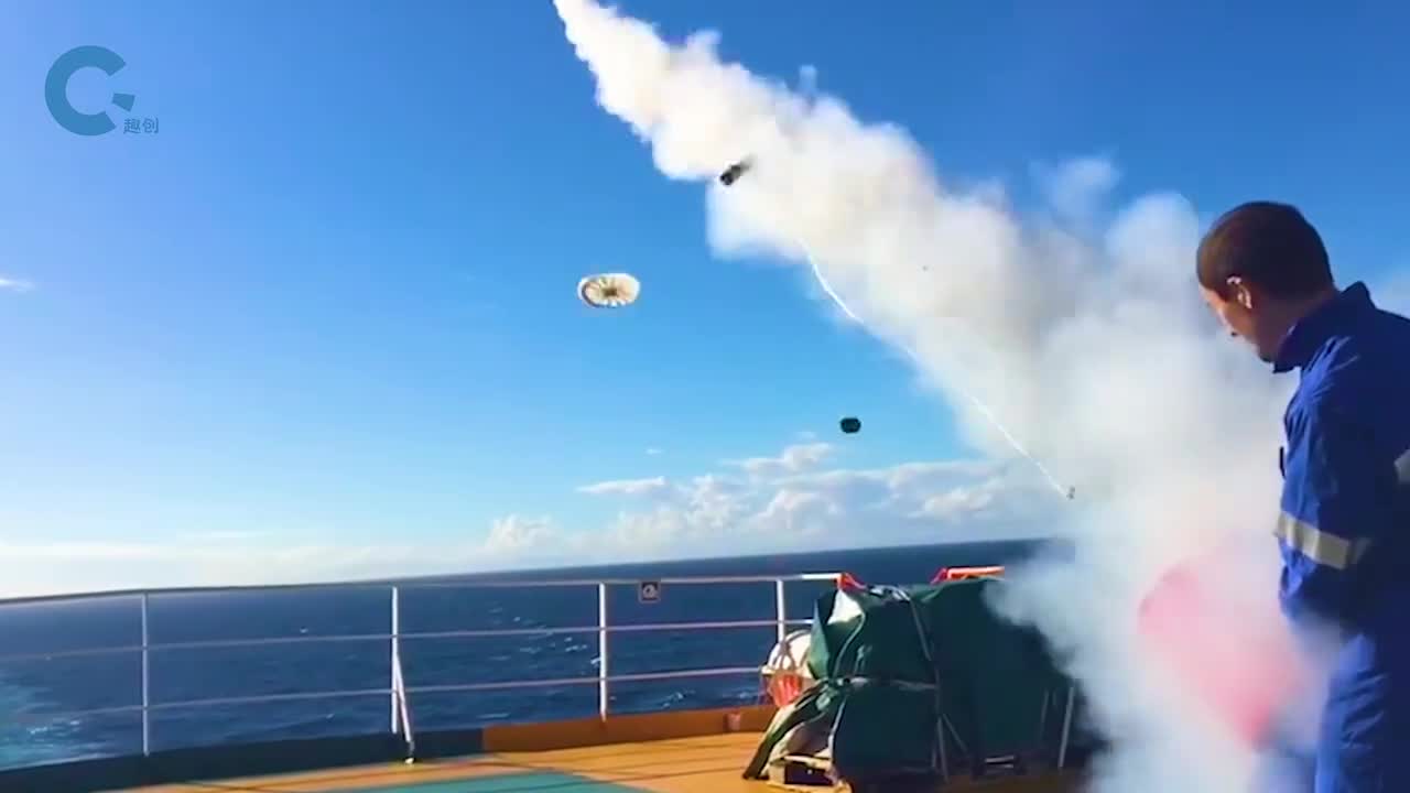 不可思议的海上抛绳器火箭拽着细线飞出去230米