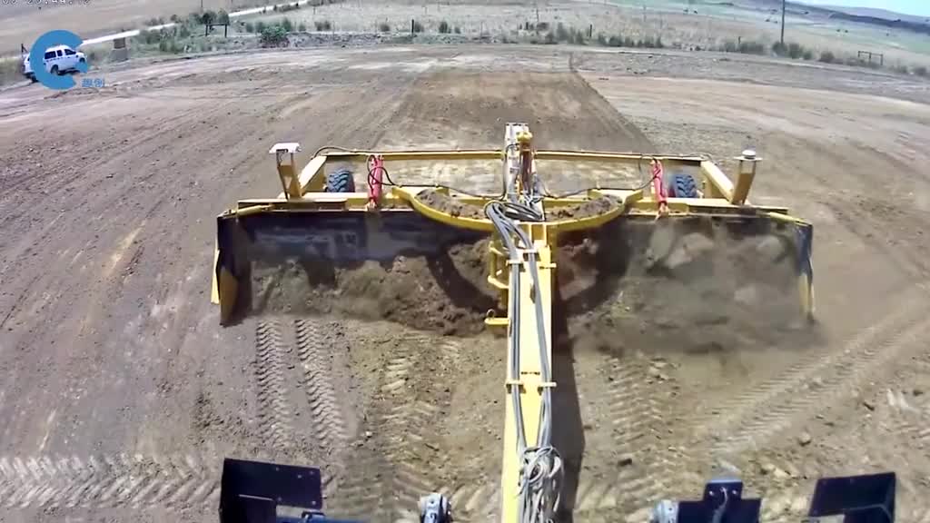 不可思议的推土车工作起来就像给墙面刮腻子