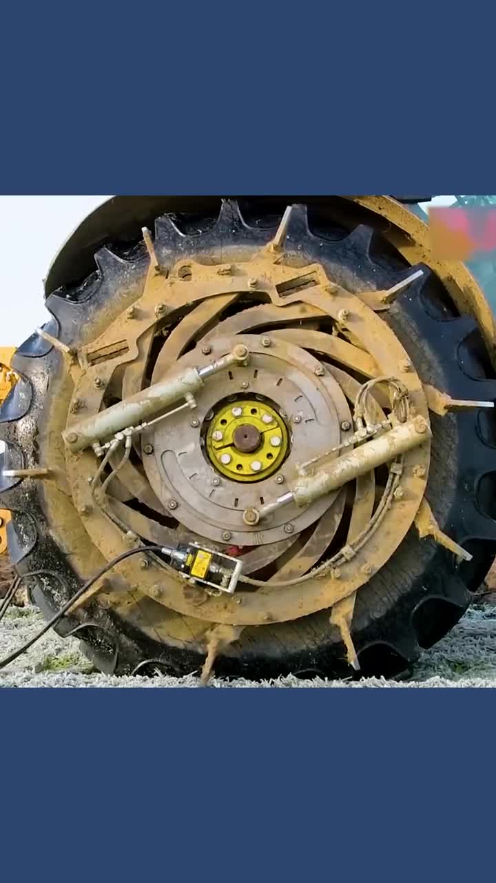 不可思议的拖拉机辅助轮像花朵一样绽放开扎进地里增加抓地力