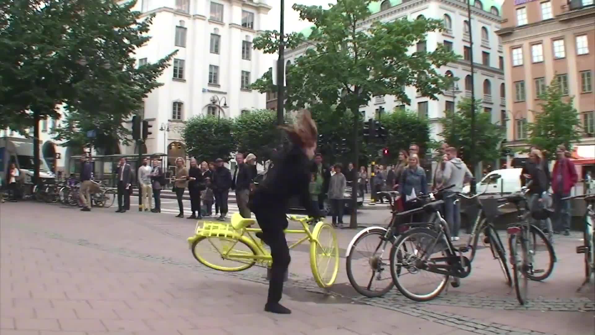 专属自行车的安全气囊直接挂在脖子上仅需01秒就能弹出