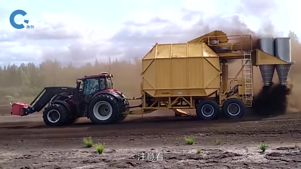 不可思议的气动收割机贴着地面吸取泥炭藓