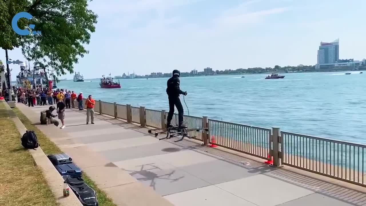 不可思议的飞行滑板踩上去就能体验贴地飞行