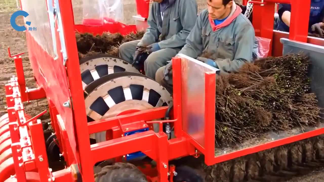不可思议的圆盘播种机一次播种四行幼苗