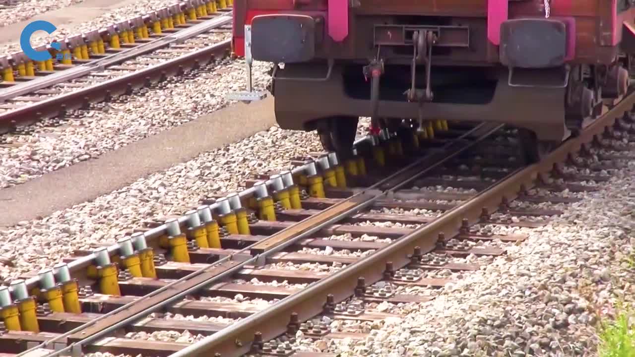 不可思议的轨道减速顶就像在轨道上种了一排蘑菇