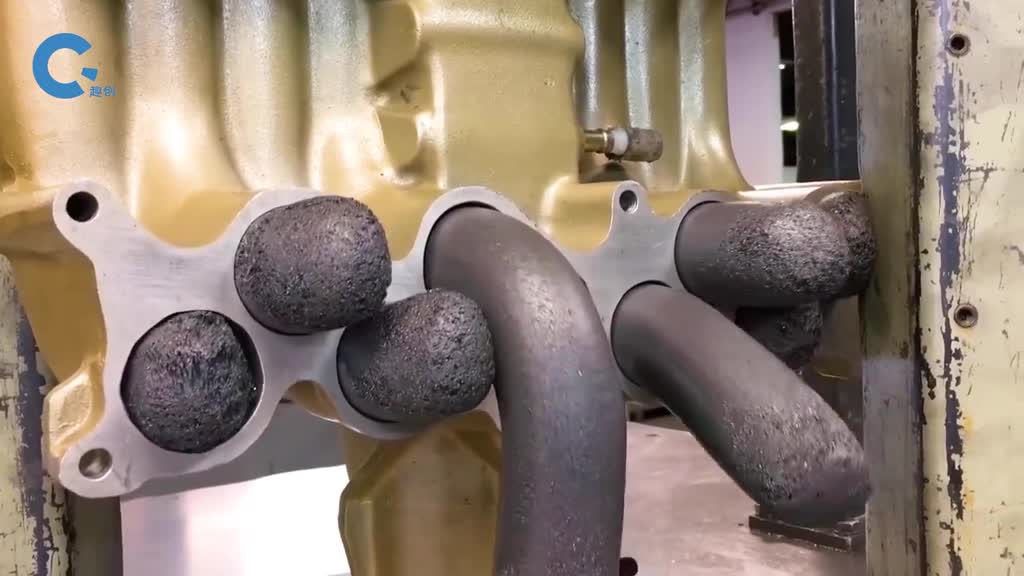 不可思议的磨料流挤压着黑泥从管道里流过去内壁就能变光滑