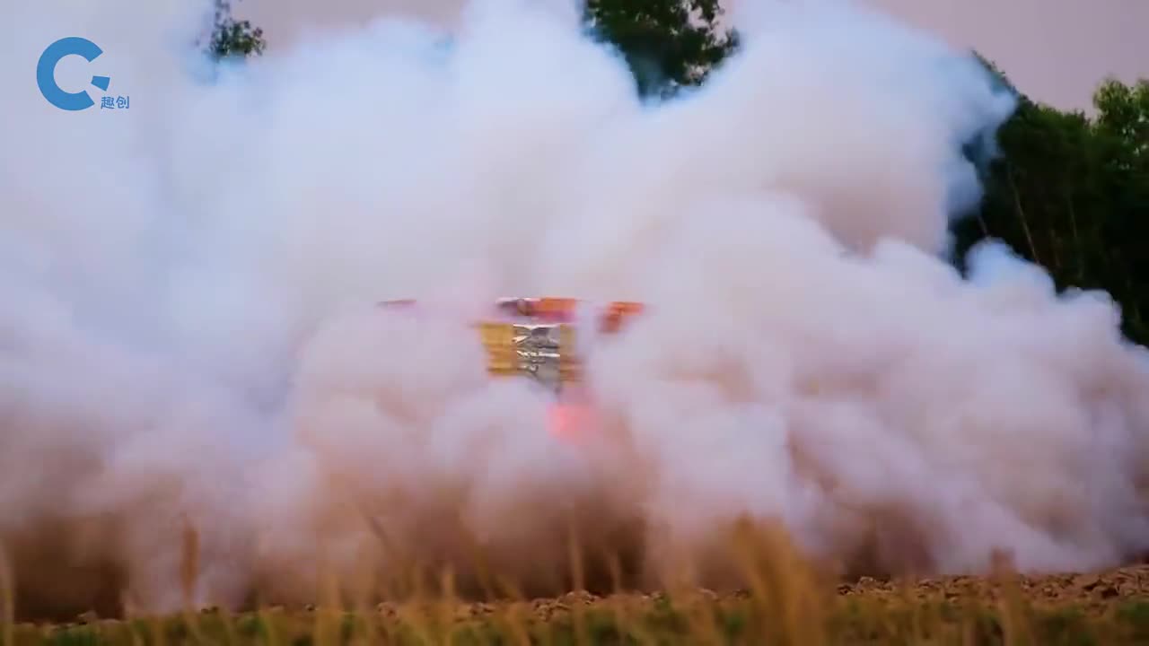 不可思议的风车火箭大赛圆盘旋转上升百米高空用降落伞落下来