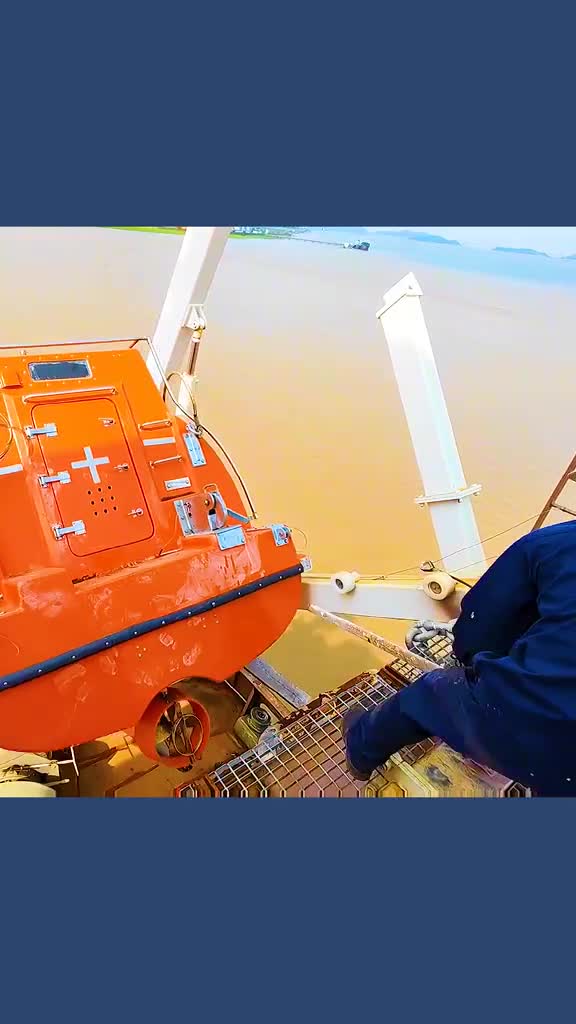 会跳水的逃生艇发生紧急情况时从甲板上一跃而下扎进海里