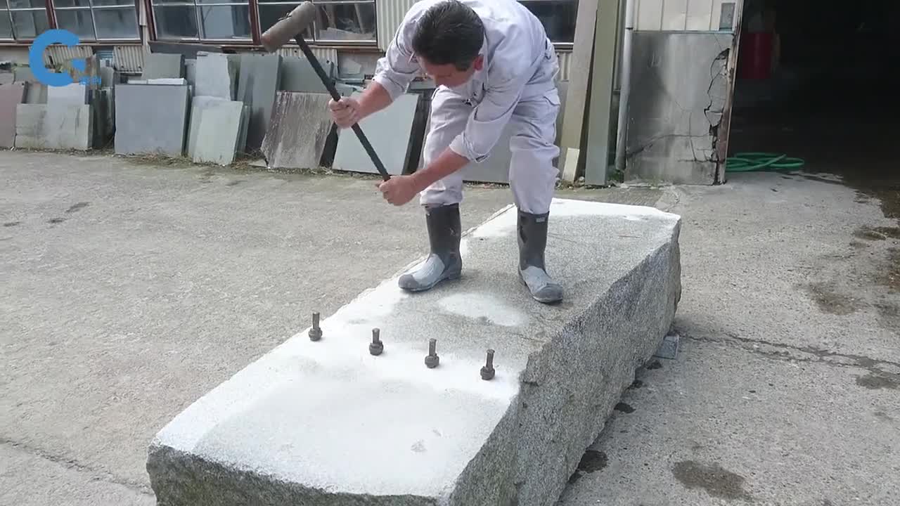 不用电动工具也能劈开大石头神奇的人工劈石法就是硬撑开的