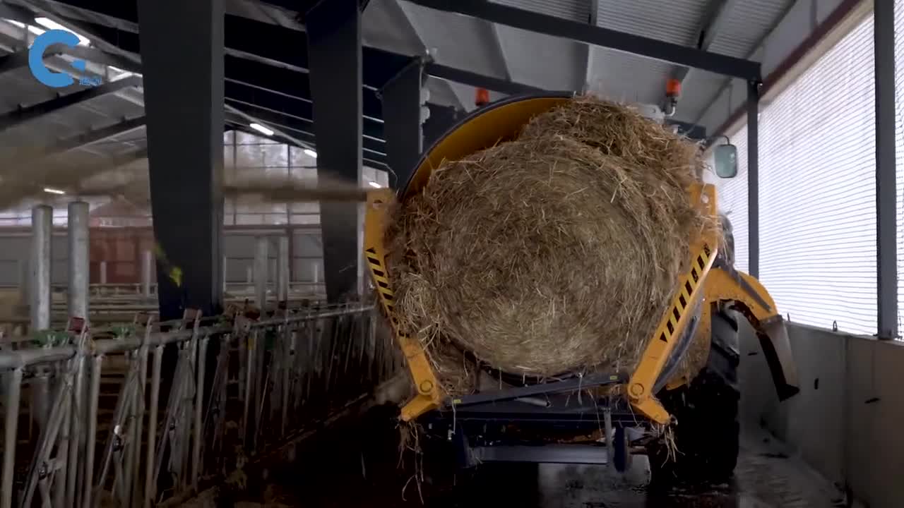 不可思议的转子切割机能把成卷的草料打成碎末