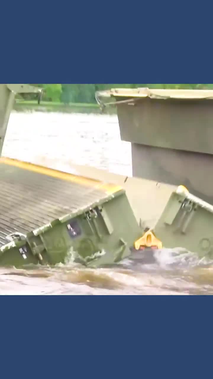 不可思议的折叠轮渡把空心铁壳扔进水里五秒内扩展成漂浮桥