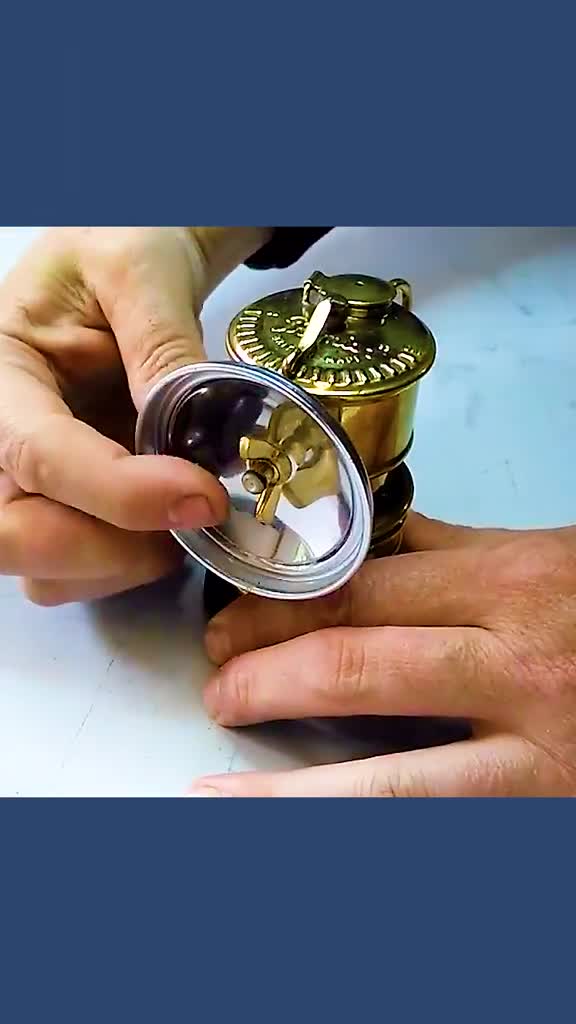 不可思议的电石灯不用油不用电把水滴到石头上就能点燃照明