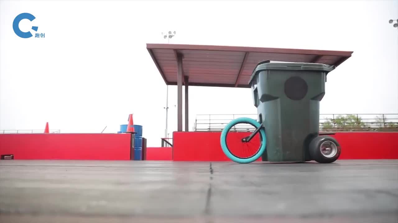 世界上跑的最快的垃圾桶里面还藏着人