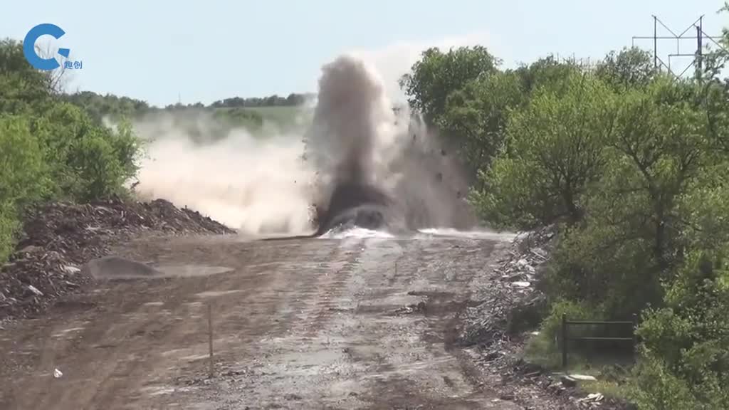 不可思议的山路爆破一瞬间就能炸碎土壤