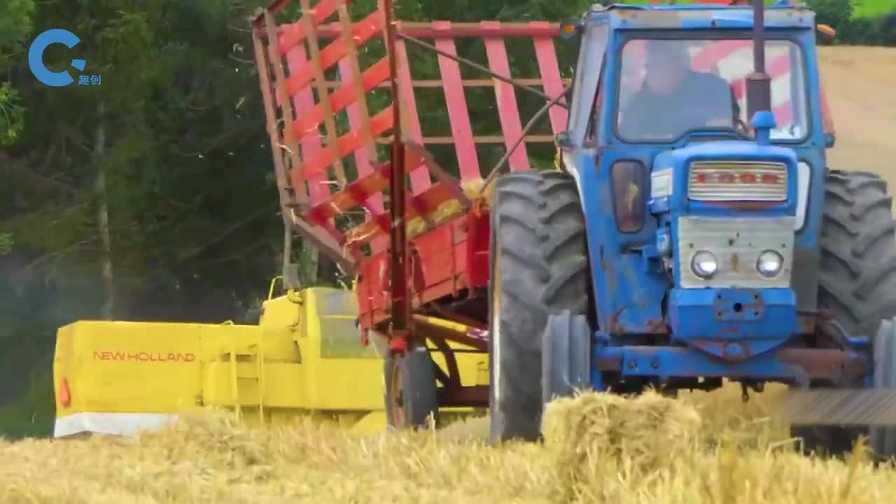 不可思议的干草收集车把干草方块全部扔进后斗里