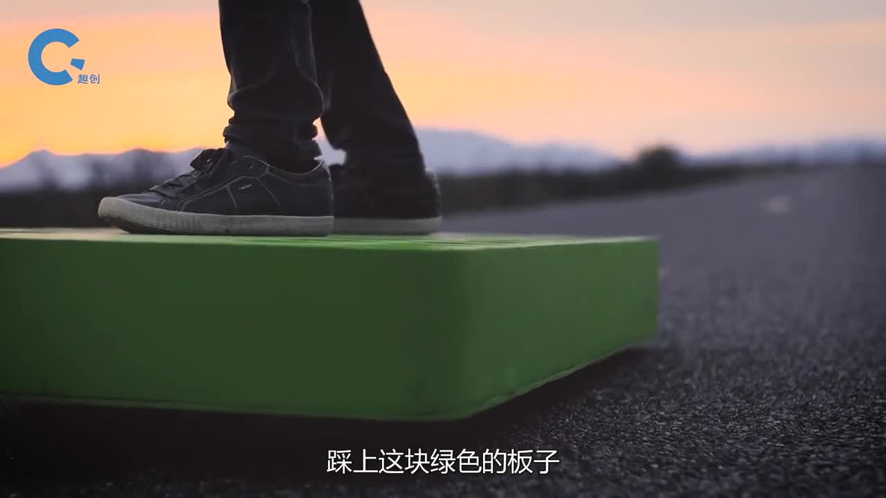 不可思议的飞行滑板轻松载人御板飞行竟是靠36台风扇驱动
