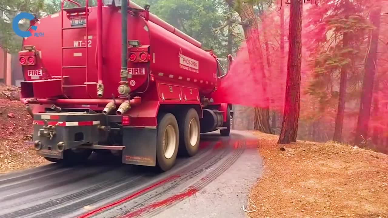 不可思议的森林阻燃剂把红色液体喷洒到植被上就能防御火灾
