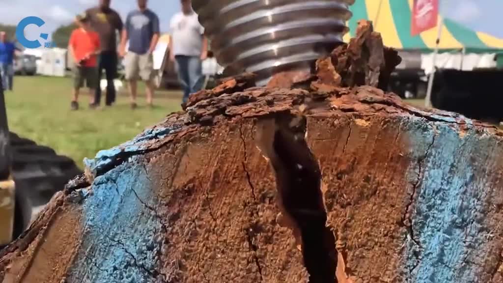 不可思议的钻头劈木机就像在木头上拧螺丝一样