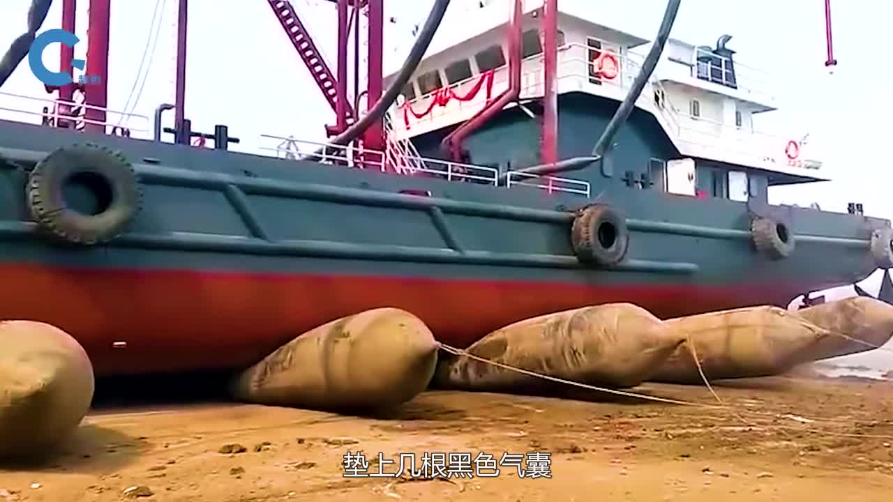 不可思议的气囊移动技术万吨货轮下面铺一排气囊轻松推着移动
