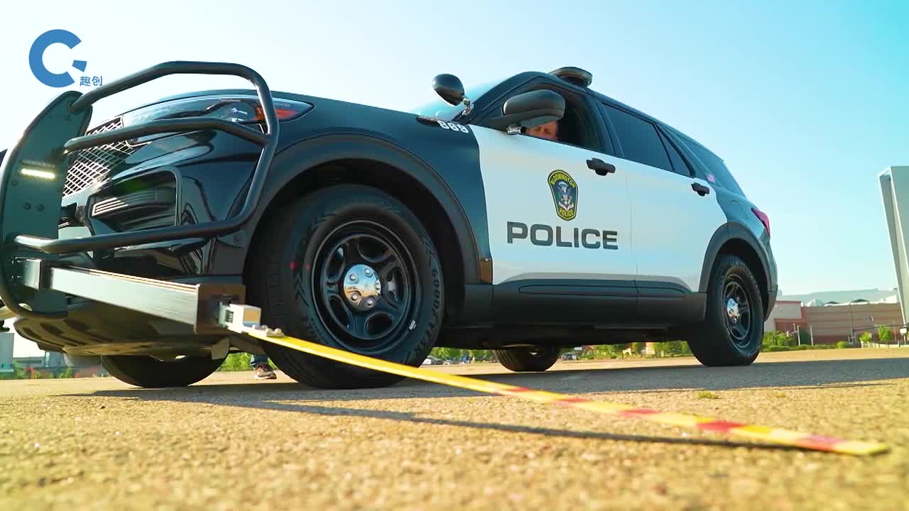 不可思议的车辆拦截尖刺在警车一侧瞬间弹出扎破目标车辆轮胎