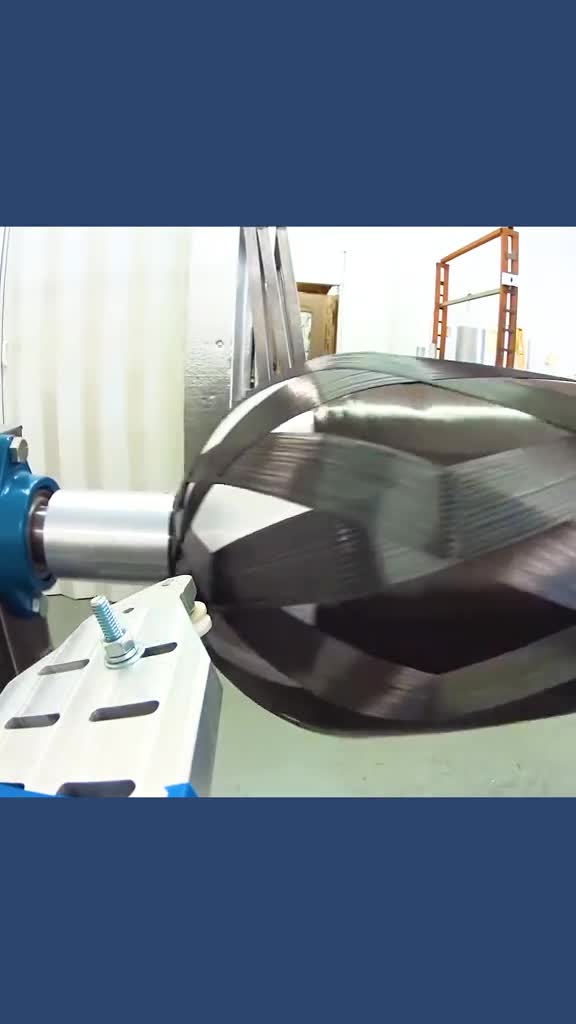 不可思议的缠绕成型拽着碳纤维交叉缠绕到工件上比钢铁还结实