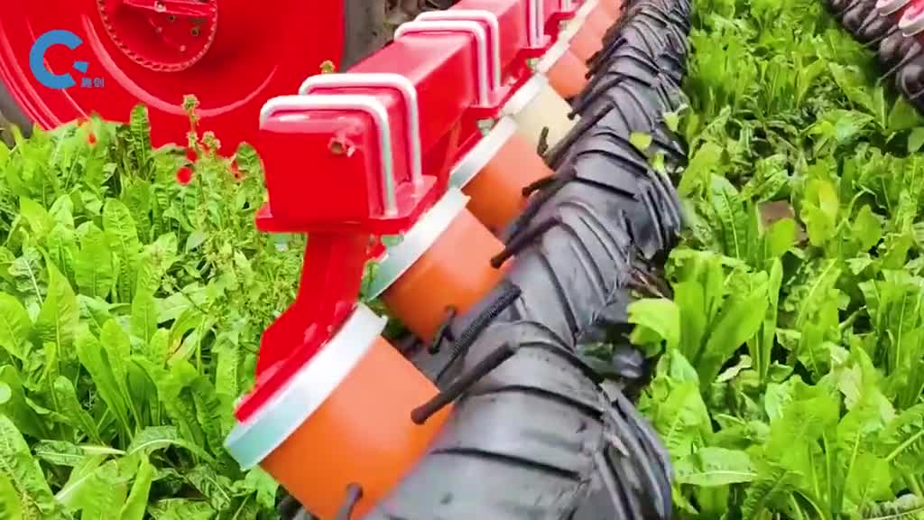 不可思议的轮胎除草机几十条轮胎紧密排列把杂草连根拔出来