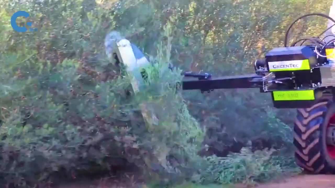 不可思议的四锯修剪机横竖方向修剪树枝贴着地面清理杂草