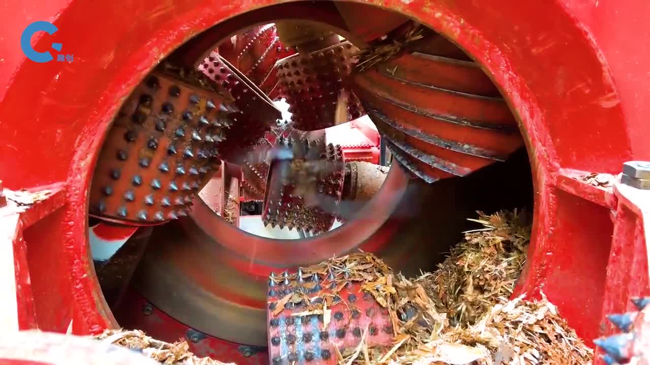 不可思议的移动式剥皮机带树皮的木头推进去光溜溜的送出来