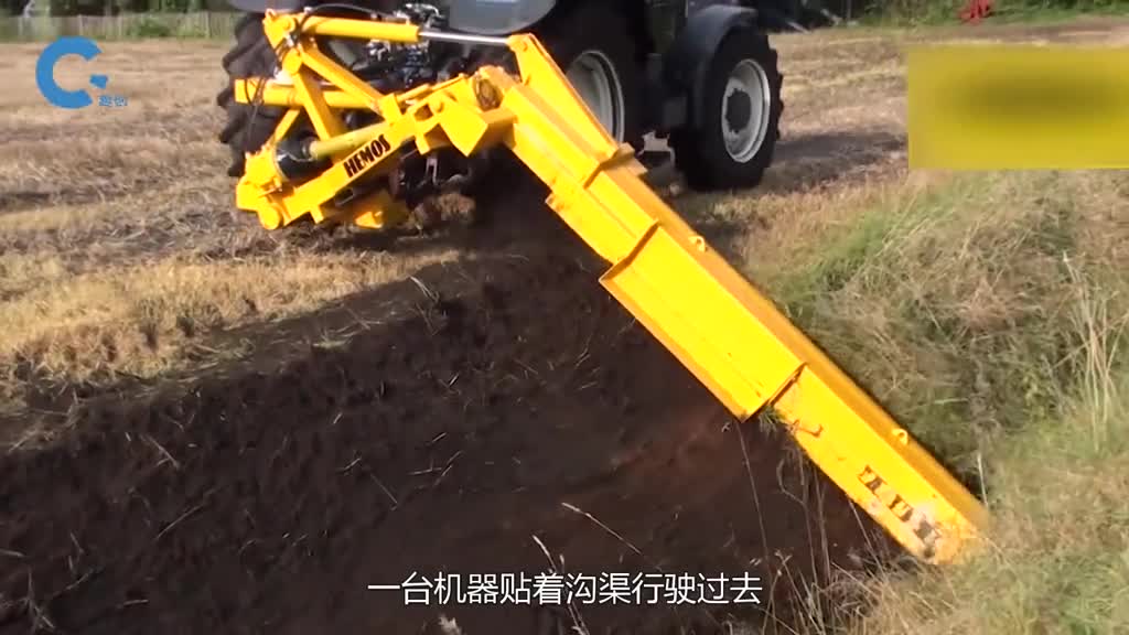 不可思议的沟渠清理机贴着斜坡行驶过去杂草和淤泥全不见