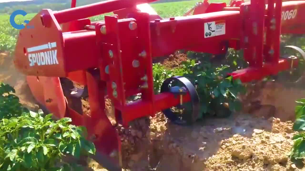 不可思议的起垄耕耘机能在种有农作物的农田里犁地