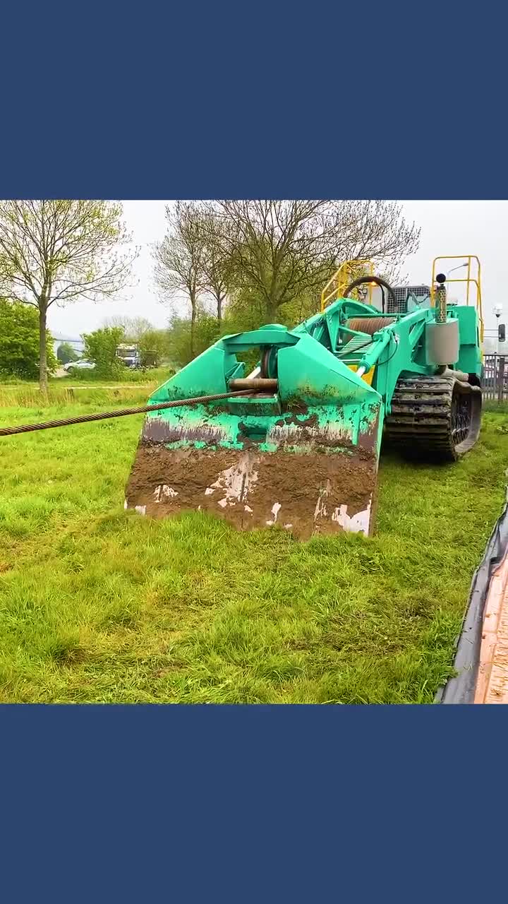 不可思议的铲子牵引车无需挖开地面就能铺设地下电缆