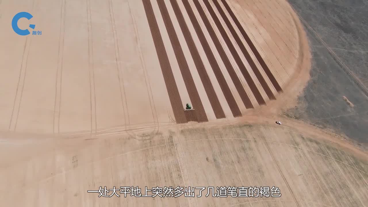 不可思议的沙土犁地机就像在土地上画画一样