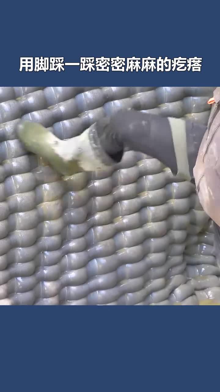 不可思议的疙瘩排水毯铺进挖好的沟渠里灌入砂浆建成泄洪沟