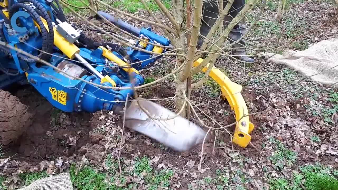 不可思议的球形挖树机把树木连根拔起