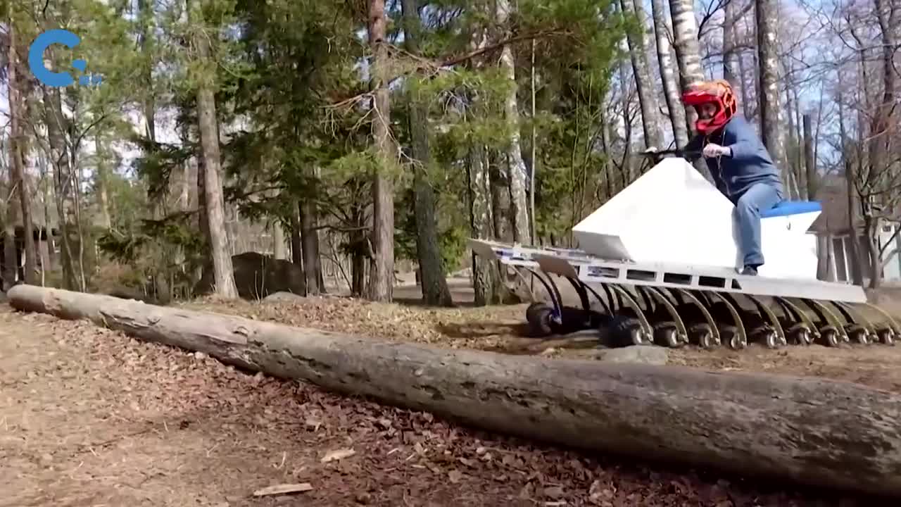 不可思议的全地形电车拥有十八个独立悬挂的轮子