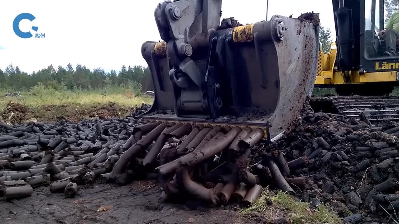 不可思议的挤泥挖斗把泥炭土呈长条状挤压出来