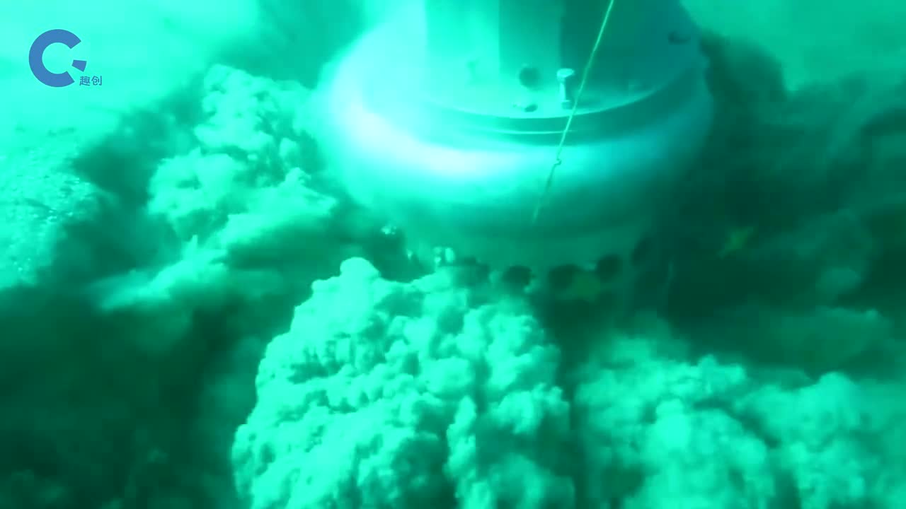 不可思议的潜水挖泥泵把水底的泥沙吸上来