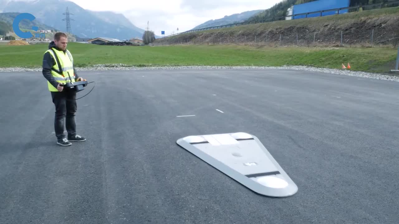 不可思议的薄板机器人能带着汽车模型在公路上飞驰