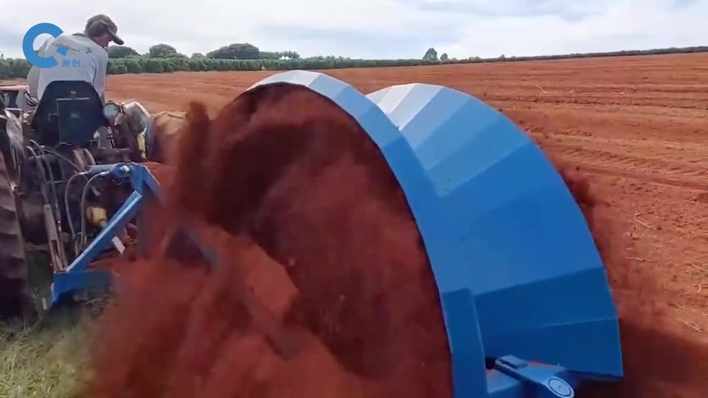 不可思议的轮式挖沟机拖着巨型圆盘行驶在地里