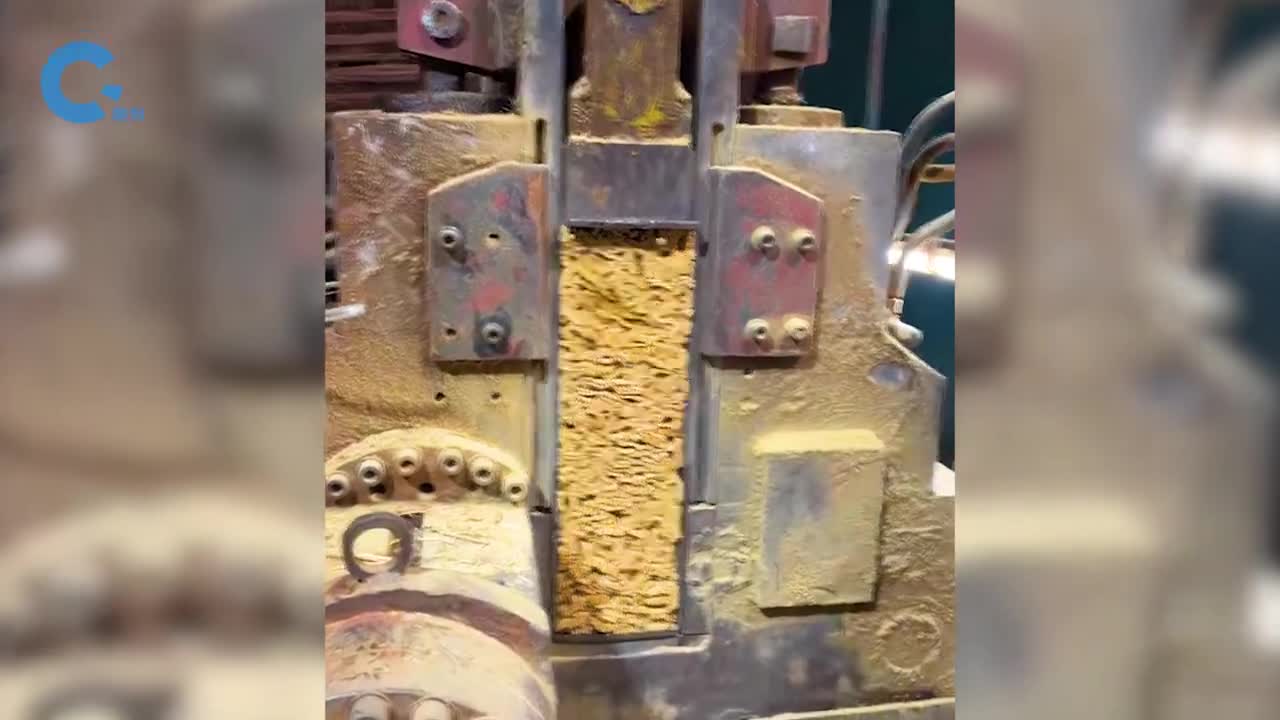 不可思议的热压工艺机器施加2500吨压力把竹子压成木地板