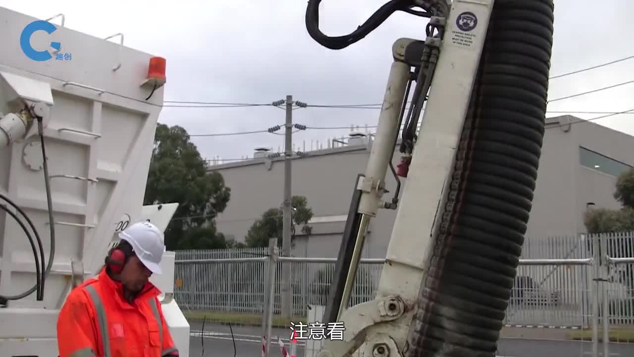 不可思议的真空挖掘机工作起来像吸尘器